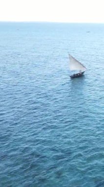 Zanzibar, Tanzanya kıyısı yakınlarındaki okyanusta dikey video tekneleri.