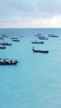 Zanzibar, Tanzanya kıyısı yakınlarındaki okyanusta dikey video tekneleri.