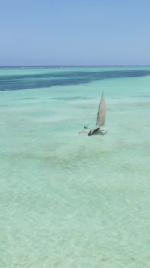 Zanzibar, Tanzanya kıyısı yakınlarındaki okyanusta dikey video tekneleri.