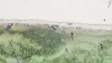 Zanzibar, Tanzanya kıyısı yakınlarındaki okyanusta dikey video tekneleri.