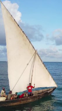 Zanzibar, Tanzanya kıyısı yakınlarındaki okyanusta dikey video tekneleri.