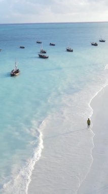 Zanzibar, Tanzanya kıyısı yakınlarındaki okyanusta dikey video tekneleri.
