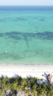 Zanzibar, Tanzanya kıyısı yakınlarındaki okyanusta dikey video tekneleri.