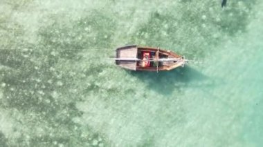 Zanzibar, Tanzanya kıyısı yakınlarındaki okyanusta dikey video tekneleri.