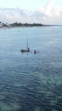 Zanzibar, Tanzanya kıyısı yakınlarındaki okyanusta dikey video tekneleri.