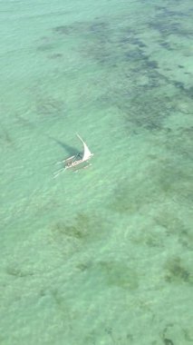 Zanzibar, Tanzanya kıyısı yakınlarındaki okyanusta dikey video tekneleri.