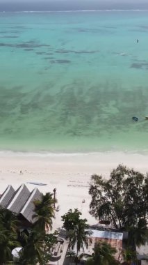 Zanzibar, Tanzanya kıyısı yakınlarındaki okyanusta dikey video tekneleri.