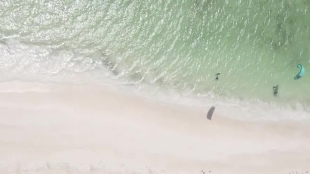 Barcos de vídeo verticais no oceano perto da costa de Zanzibar, na Tanzânia, vista aérea — Vídeo de Stock