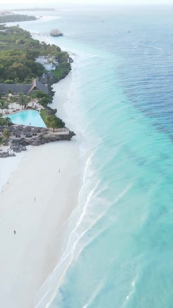 Vertikální video čluny v oceánu u pobřeží Zanzibaru, Tanzanie, letecký pohled — Stock video