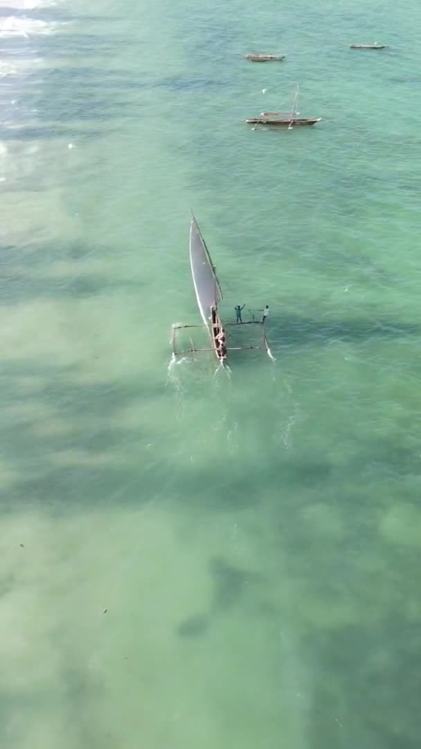 탄자니아 잔지바르 해안 근처의 바다에 있는 수직 영상 보트, 공중에서 본 장면 — 비디오