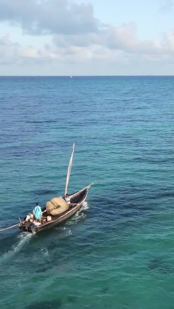Вертикальные видео лодки в океане у побережья Занзибара, Танзания, вид с воздуха — стоковое видео