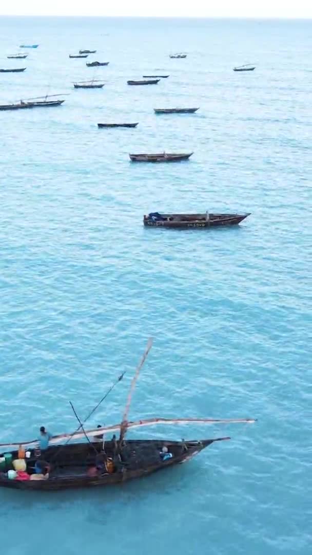 Vertical video boats in the ocean near the coast of Zanzibar, Tanzania, widok z lotu ptaka — Wideo stockowe