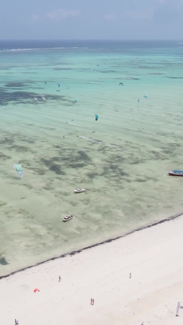 Vertikální video čluny v oceánu u pobřeží Zanzibaru, Tanzanie, letecký pohled — Stock video