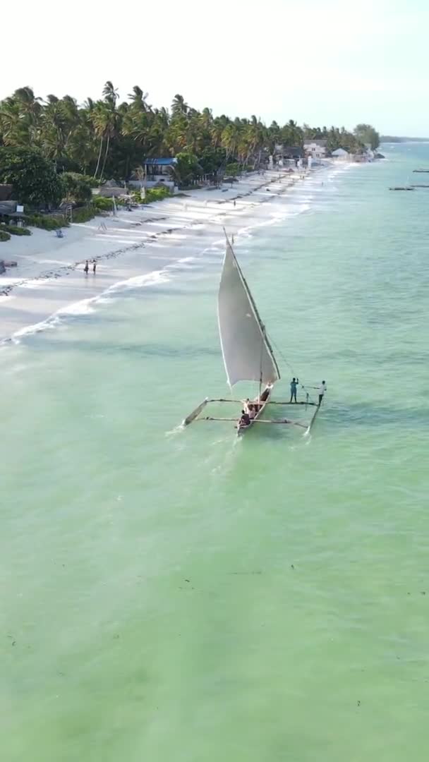 タンザニアのザンジバル海岸近くの海の垂直ビデオボート、空中ビュー — ストック動画
