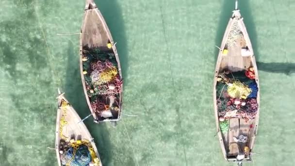 Barcos de vídeo verticais no oceano perto da costa de Zanzibar, na Tanzânia, vista aérea — Vídeo de Stock