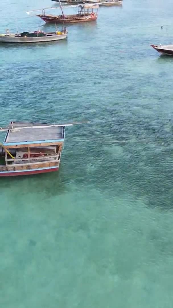 Barcos de vídeo verticais no oceano perto da costa de Zanzibar, na Tanzânia, vista aérea — Vídeo de Stock