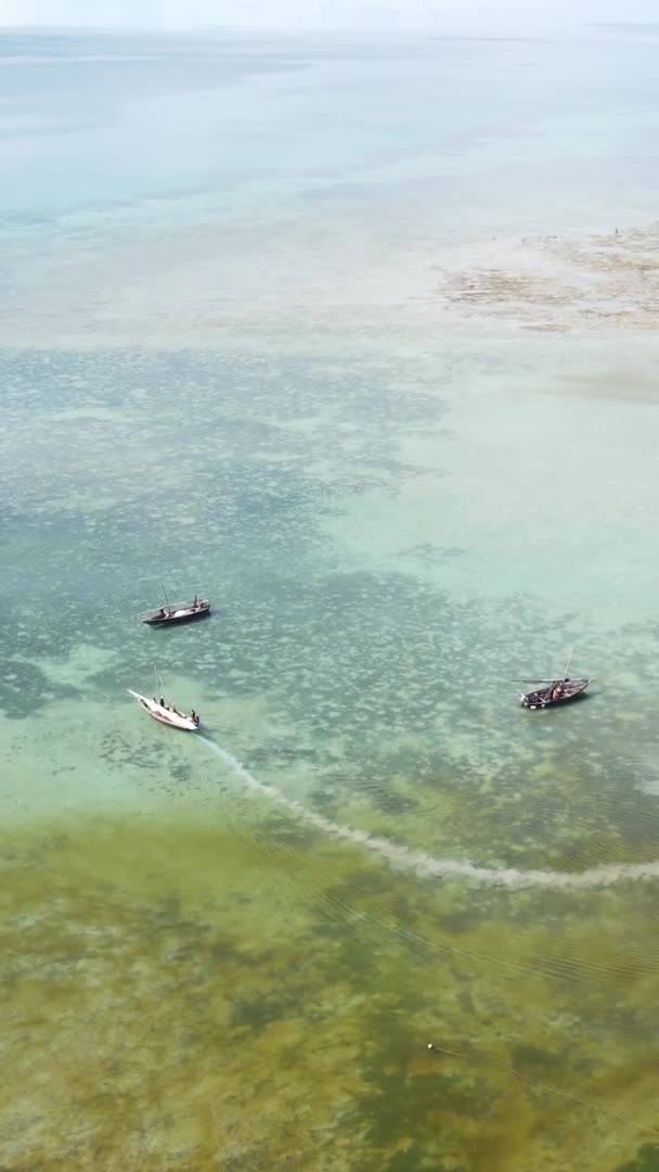 탄자니아 잔지바르 해안 근처의 바다에 있는 수직 영상 보트, 공중에서 본 장면 — 비디오