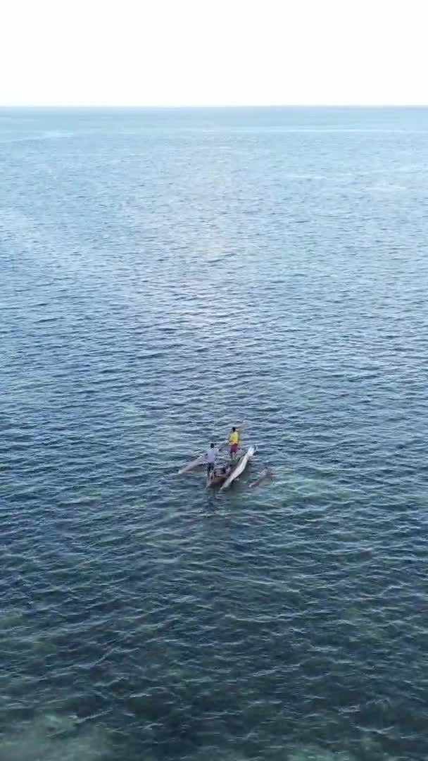 Vertikale Videoboote im Ozean vor der Küste von Sansibar, Tansania, Luftaufnahme — Stockvideo