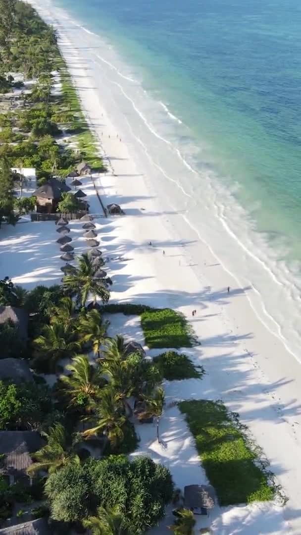 Barcos de vídeo verticais no oceano perto da costa de Zanzibar, na Tanzânia, vista aérea — Vídeo de Stock