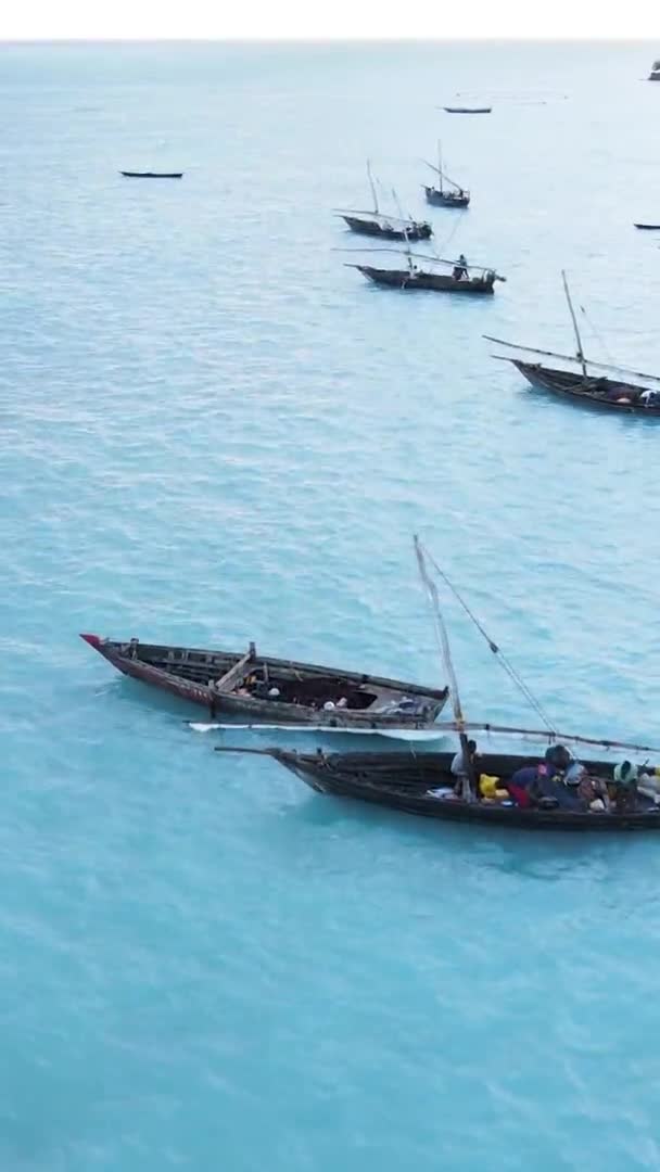Video barche verticali nell'oceano vicino alla costa di Zanzibar, Tanzania, vista aerea — Video Stock