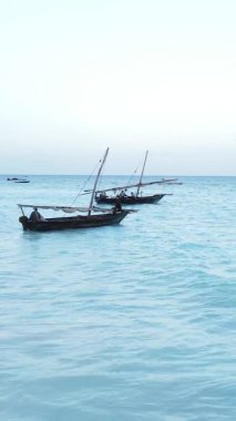 Zanzibar, Tanzanya kıyısı yakınlarındaki okyanusta dikey video tekneleri.