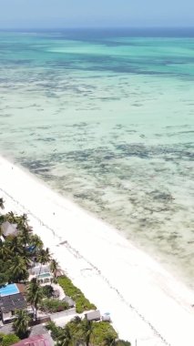 Zanzibar, Tanzanya kıyısı yakınlarındaki okyanusta dikey video tekneleri.