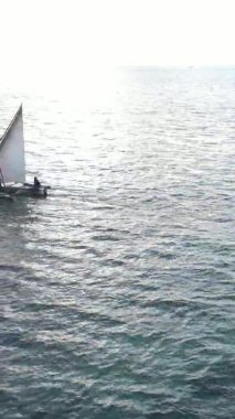 Zanzibar, Tanzanya kıyısı yakınlarındaki okyanusta dikey video tekneleri.