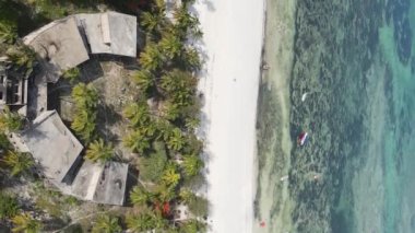 Zanzibar, Tanzanya kıyısı yakınlarındaki okyanusta dikey video tekneleri.