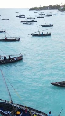 Zanzibar, Tanzanya kıyısı yakınlarındaki okyanusta dikey video tekneleri.