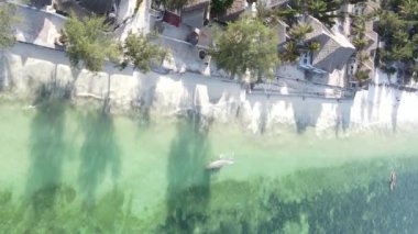 Zanzibar, Tanzanya kıyısı yakınlarındaki okyanusta dikey video tekneleri.