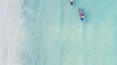 Zanzibar, Tanzanya kıyısı yakınlarındaki okyanusta dikey video tekneleri.