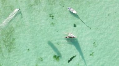 Zanzibar, Tanzanya kıyısı yakınlarındaki okyanusta dikey video tekneleri.