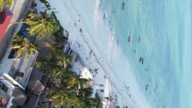 Zanzibar, Tanzanya kıyısı yakınlarındaki okyanusta dikey video tekneleri.