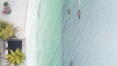 Zanzibar, Tanzanya kıyısı yakınlarındaki okyanusta dikey video tekneleri.