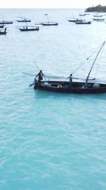 Zanzibar, Tanzanya kıyısı yakınlarındaki okyanusta dikey video tekneleri.