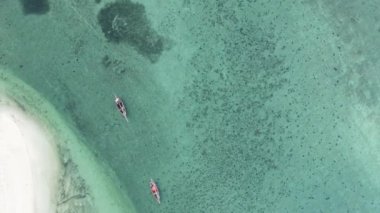 Zanzibar, Tanzanya kıyısı yakınlarındaki okyanusta dikey video tekneleri.