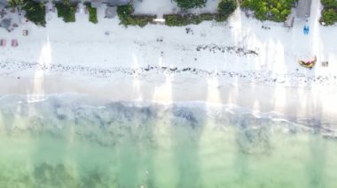 Zanzibar, Tanzanya kıyısı yakınlarındaki okyanusta dikey video tekneleri.