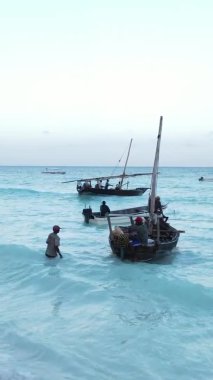 Zanzibar, Tanzanya kıyısı yakınlarındaki okyanusta dikey video tekneleri.