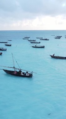 Zanzibar, Tanzanya kıyısı yakınlarındaki okyanusta dikey video tekneleri.