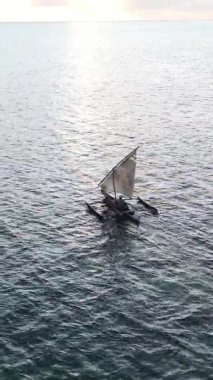 Zanzibar, Tanzanya kıyısı yakınlarındaki okyanusta dikey video tekneleri.