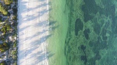 Tanzanya 'daki Zanzibar adasında boş bir kumsal, hava manzaralı.