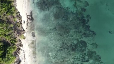Tanzanya 'daki Zanzibar adasında boş bir kumsal, hava manzaralı.