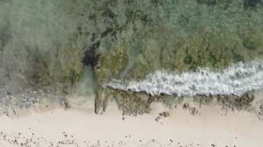 Tanzanya 'daki Zanzibar adasında boş bir kumsal, hava manzaralı.
