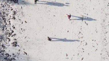 Dikey videocular Zanzibar, Tanzanya sahilinde futbol oynuyorlar.