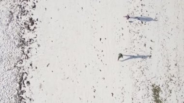 Dikey videocular Zanzibar, Tanzanya sahilinde futbol oynuyorlar.