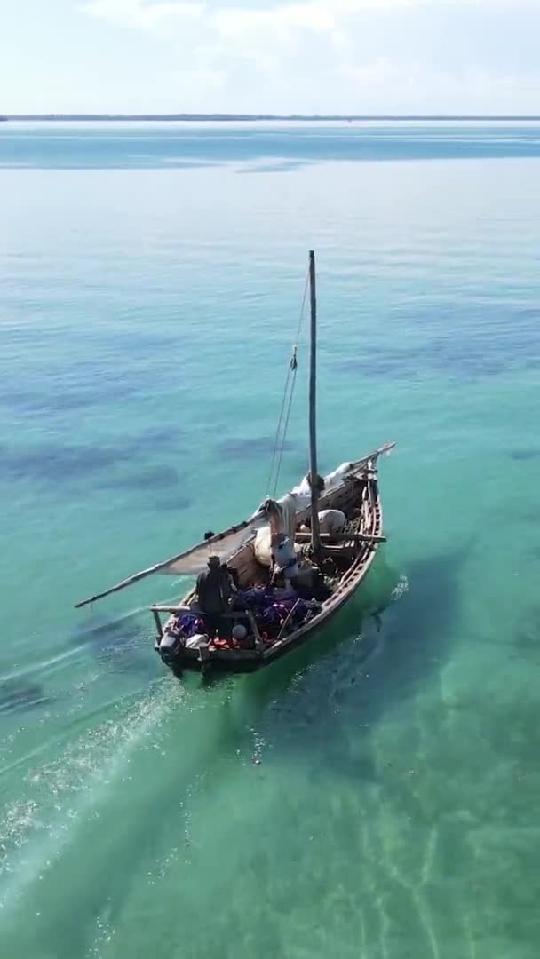 Zanzibar, Tanzanya kıyısı yakınlarındaki okyanusta dikey video tekneleri. — Stok video