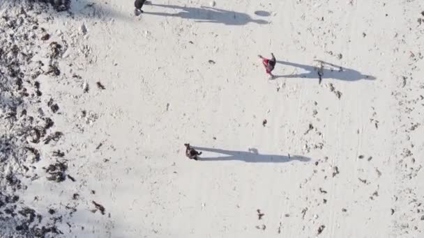 Vertikal-Video-Menschen spielen Fußball am Strand von Sansibar, Tansania, Luftaufnahme — Stockvideo