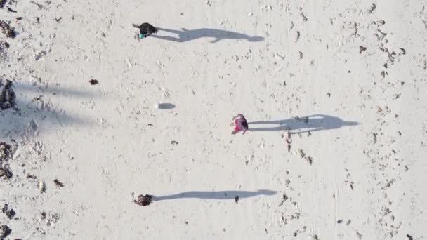 Vídeo vertical pessoas jogam futebol na praia em Zanzibar, Tanzânia, vista aérea — Vídeo de Stock