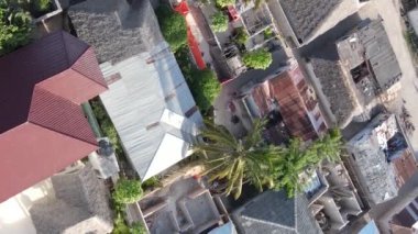 Tanzanya - Zanzibar kıyısındaki evlerin havadan görünüşü, dikey video