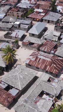 Tanzanya - Zanzibar kıyısındaki evlerin havadan görünüşü, dikey video